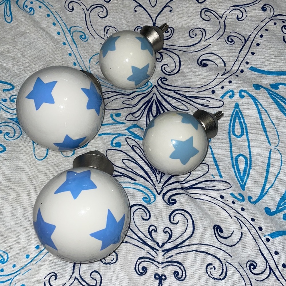 Pottery barn kids star finial- lot of 4-two large and 2 small. Like new